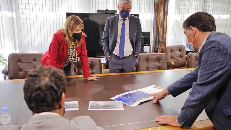 La presidenta del Puerto recibe a la adjudicataria del concurso de la Marina del Muelle de Levante