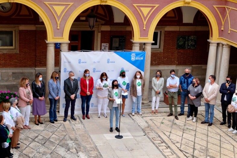 Integrantes de la Asociación FibrOnuba leen un manifiesto con motivo del Día Internacional de la Fibromialgia