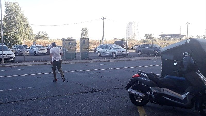 Piden la instalación de badenes o un paso de peatones en el cruce desde la Avenida Italia hacia la Plaza Niña