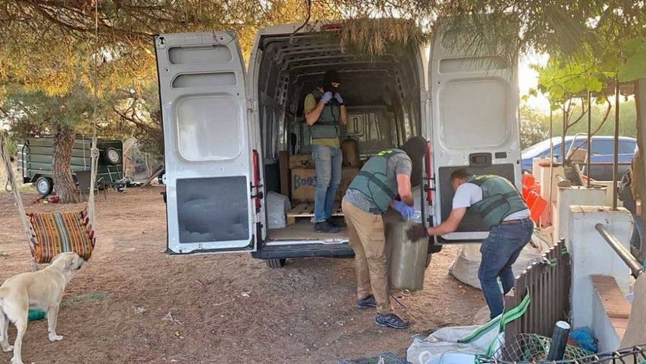 Un detenido y varios fardos de hachís intervenidos en una finca de Isla Canela
