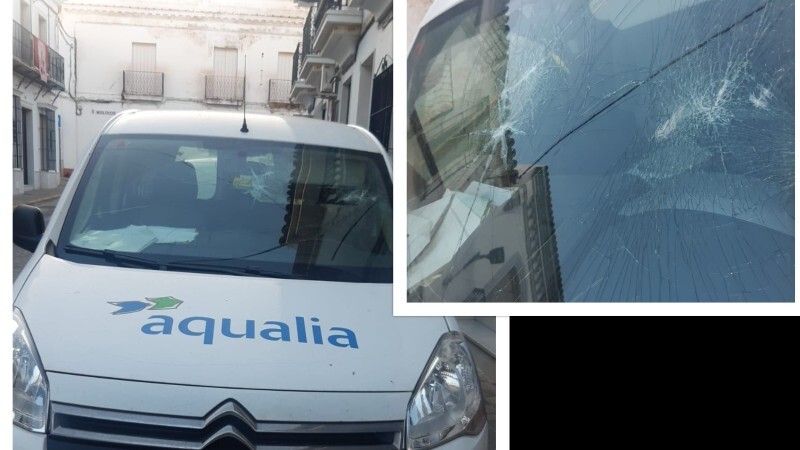 Rompen la luna delantera de uno de los vehículos de Aqualia en Moguer