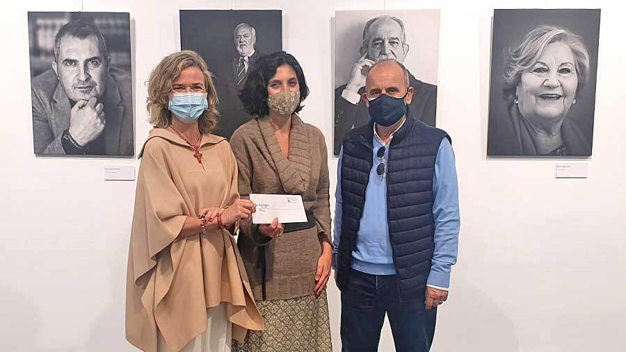 Cáritas recibe una aportación económica con motivo de la muestra ‘Caras de Huelva’ de la Fundación caja Rural del Sur