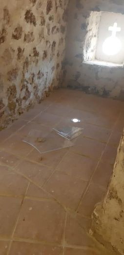 Vandalismo en la restauración de la barbacana del Castillo de Niebla
