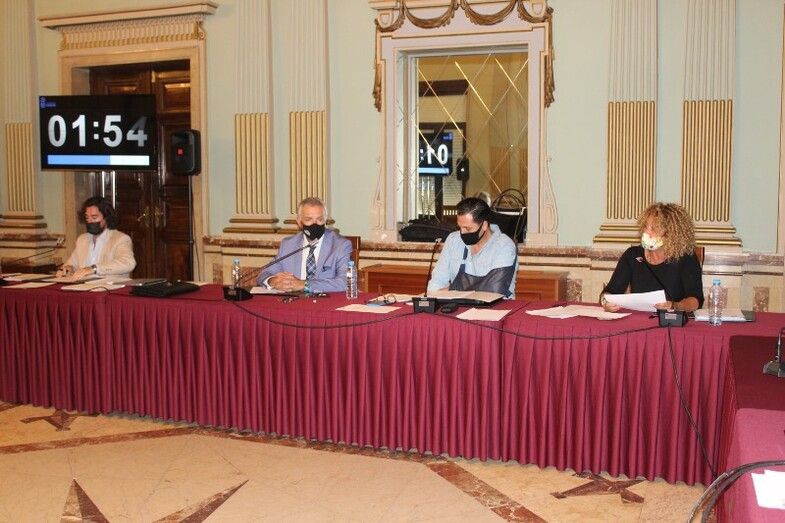 El Pleno amplía hasta final de año la supresión de la tasa de veladores y aprueba medidas para potenciar la playa del Espigón