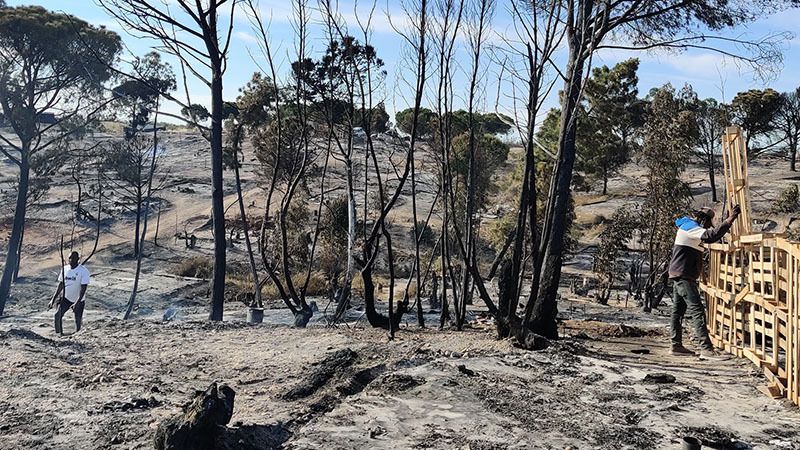 Urgen colchones y enseres para el asentamiento que ha ardido en Palos