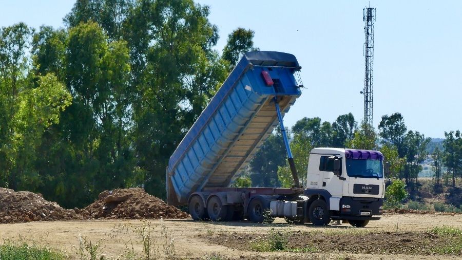 Mesa de la Ría denuncia la 'gestión irregular' de 'suelos contaminados' en la obra del Colegio del Ensanche