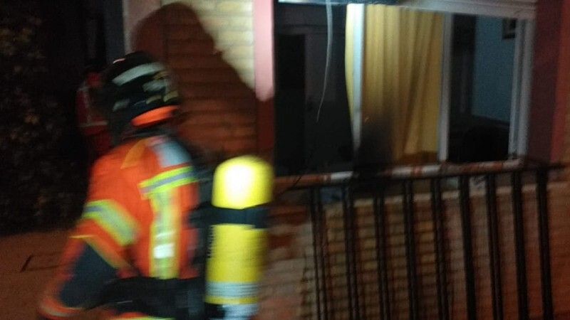 Rescatan de madrugada a una anciana en el incendio de una vivienda en Ayamonte
