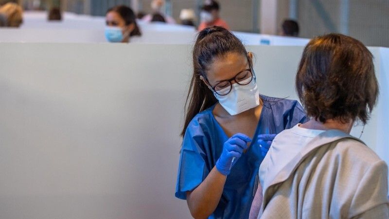 Este miércoles comenzarán a vacunar en Huelva con AstraZeneca a los profesionales esenciales que ya recibieron la primera dosis