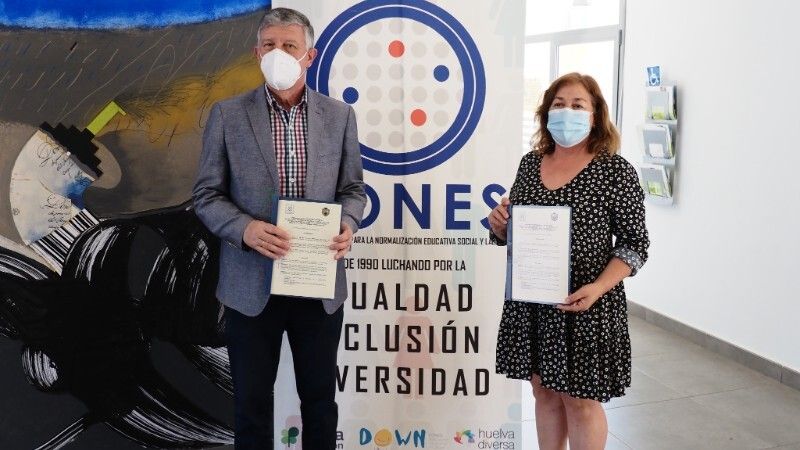Palos de la Frontera dona 23.000 euros al Teléfono de la Esperanza y Aones-Down