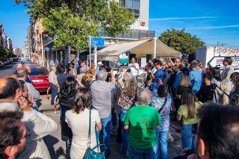 Rotulan la Plaza Periodista Ana Vives Casas en la esquina de la avenida Miss Whitney con la calle Maestro Salvador López