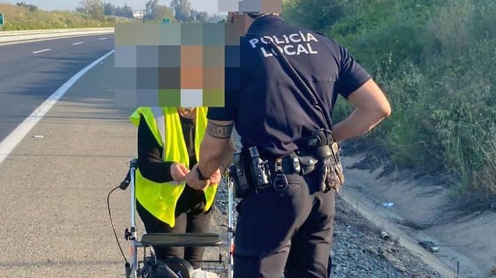 Localizan a una anciana desorientada andando por la autovía A-483