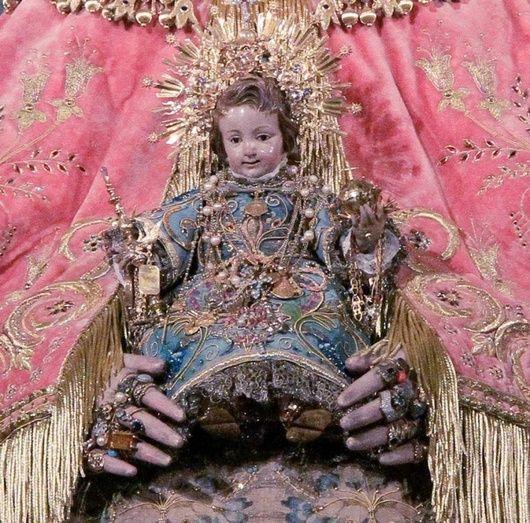 La Virgen del Rocío ya viste de pastora para su traslado