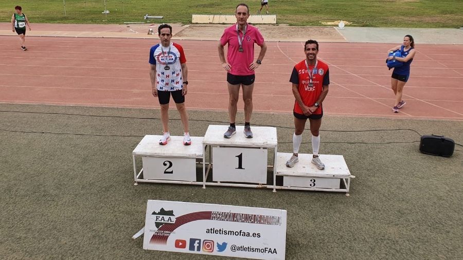 Gran regreso de José Luis Ferrer con dos platas en un Andaluz Veterano con 24 medallas onubenses