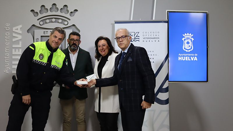 La Policía Local de Huelva recibe diez nuevos lectores de identificación animal