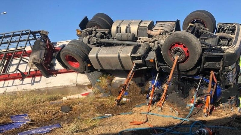 Un fallecido al volcar su camión en la A-49