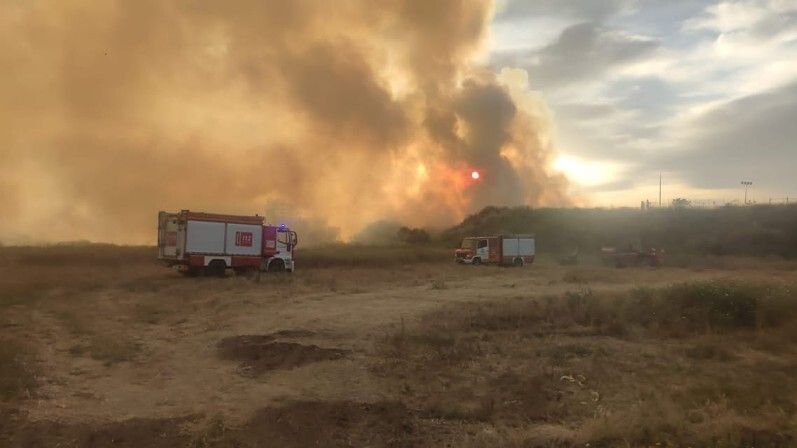 Susto con un incendio forestal junto al polideportivo de Cartaya