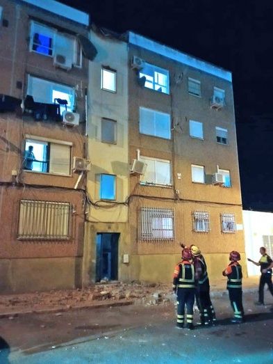 Exigen medidas en El Torrejón tras derrumbarse 'con peligro mortal' el remate de un edificio