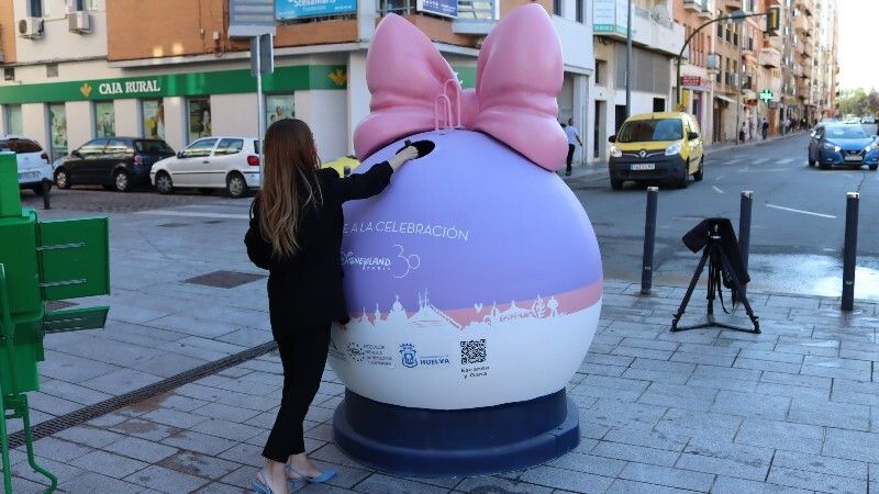Iglús tematizados con personajes Disney para reciclar en las calles de Huelva