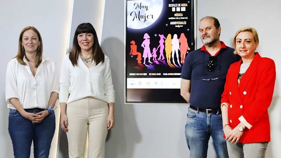 Un desfile de moda de 'mujeres reales' para dinamizar la vida comercial y social de la Isla Chica