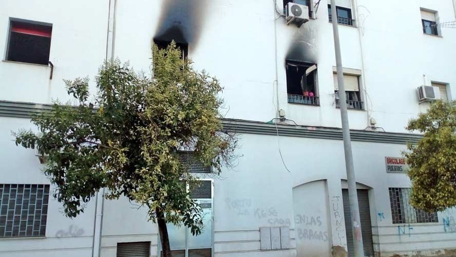 Tres afectados por inhalación de humo en el incendio de una vivienda de la Avenida Cristóbal Colón