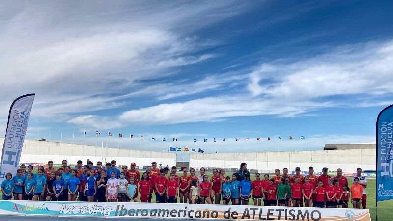 Jóvenes de las escuelas y clubes de atletismo de Huelva comparten entrenamiento con las atletas del relevo 4x100 femenino