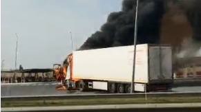 Sale ardiendo un camión junto a una gasolinera en la A49