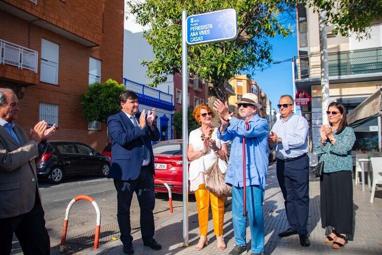 Rotulan la Plaza Periodista Ana Vives Casas en la esquina de la avenida Miss Whitney con la calle Maestro Salvador López