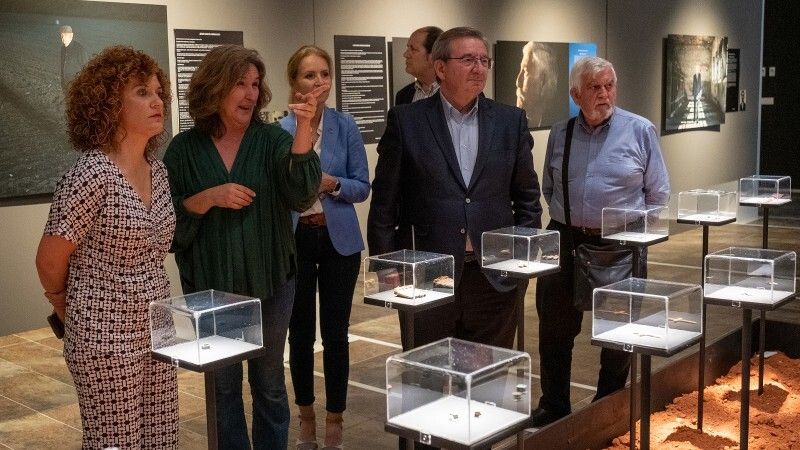 Carmen Calvo y Fernando Martínez en la presentación de ‘Donde no habite el olvido’