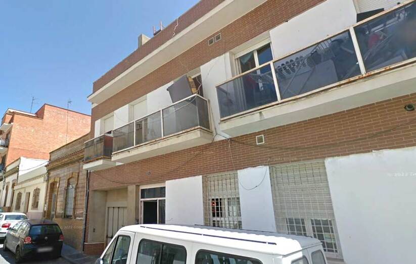 Denuncian inseguridad e insalubridad por un bloque ocupado en la calle Tharsis