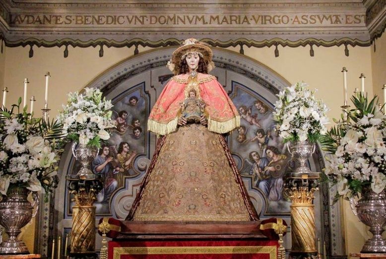 La Virgen del Rocío ya viste de pastora para su traslado