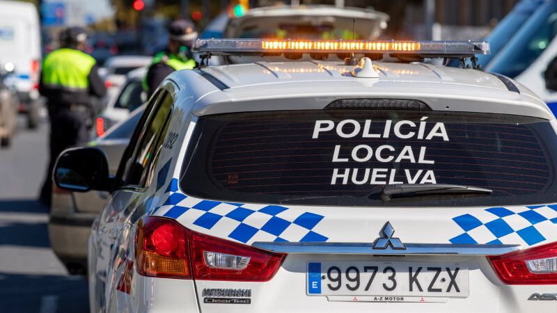 Intenta atropellar a dos agentes de la Policía Local tras ser sorprendido realizando venta ambulante en las inmediaciones del mercadillo