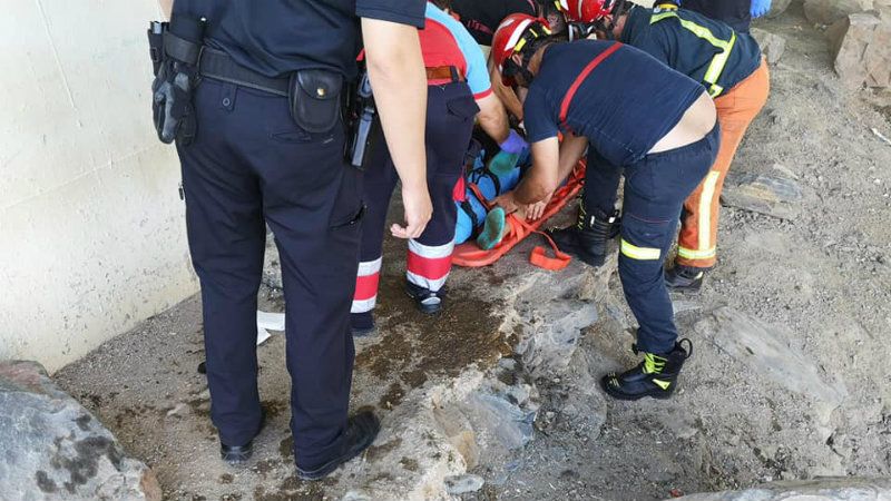 Herido de gravedad un bañista tras golpearse contra las piedras al intentar saltar desde el Puente de Canela