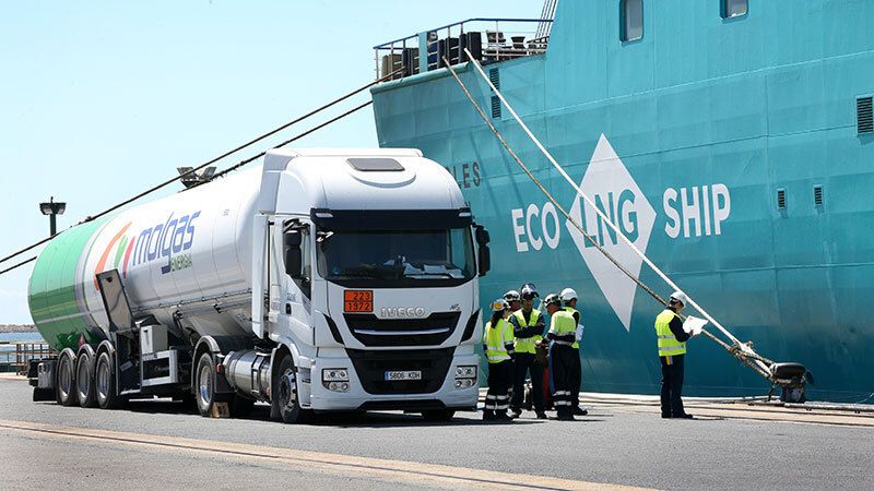El ferry 'Nápoles' de Baleària protagoniza la primera operación de 'bunkering' de GNL camión-barco en el Puerto de Huelva