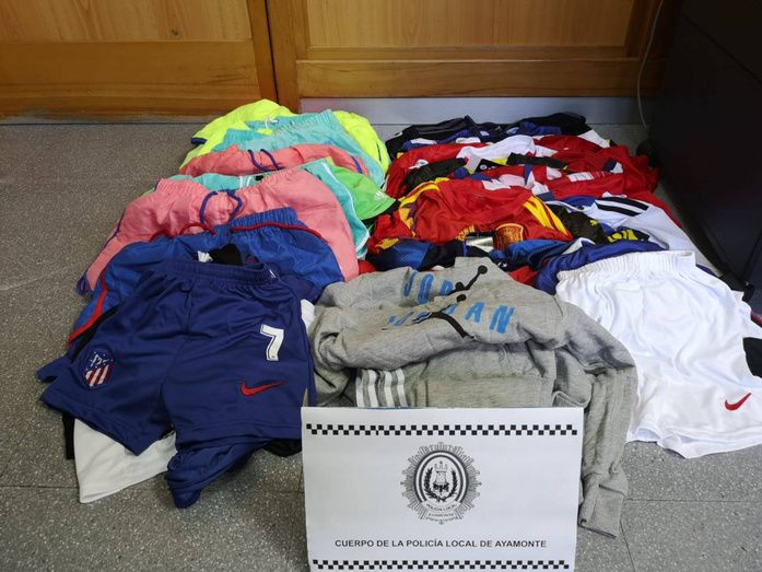 Detienen en Ayamonte a un joven con cinco bolsas de material falsificado