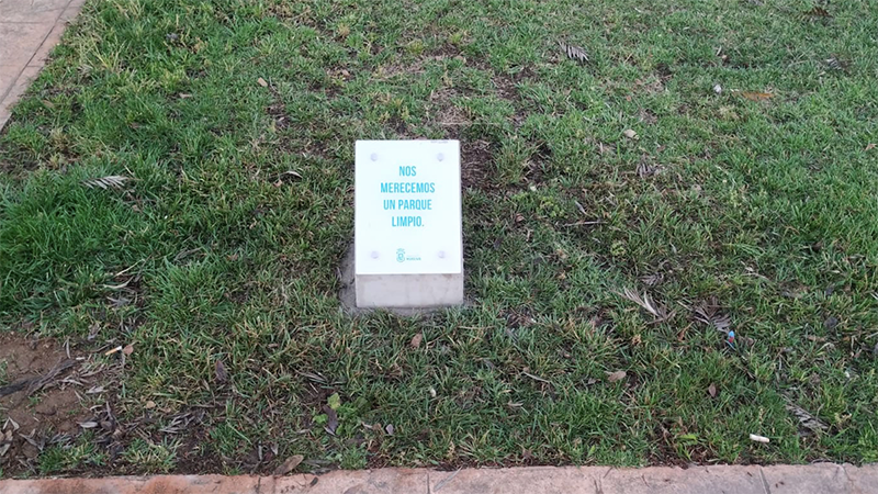 Colocan 150 monolitos informativos en parques y jardines para concienciar sobre el respeto a las zonas verdes