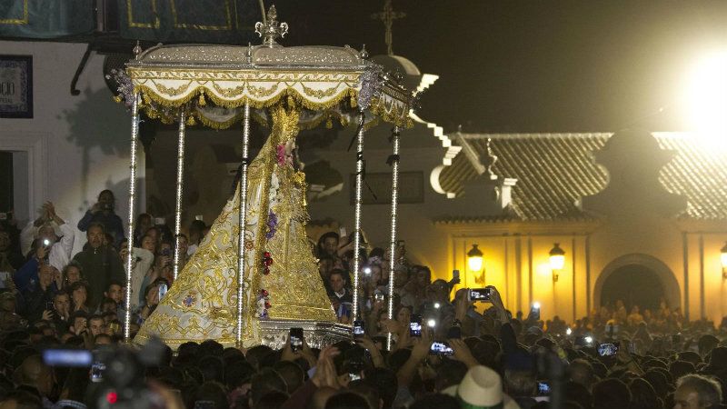 La Virgen del Rocío recorre la aldea tras el tradicional 'salto de la reja'