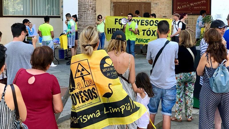 Alrededor de 50 personas acuden a la concentración ecologista contra los vertidos de Fertiberia