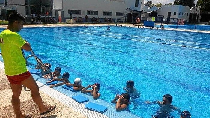 Almonte y El Rocío han abierto este sábado sus piscinas municipales con diversas medidas
