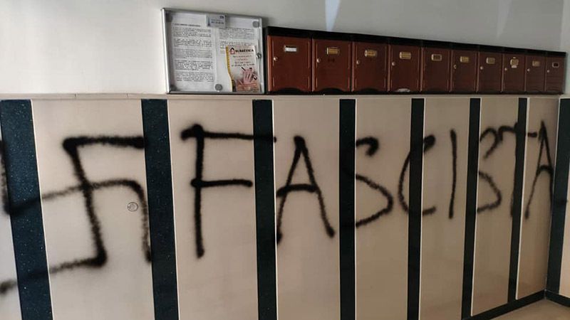 Vandalizan el portal de Wenceslao Font, concejal de Vox, con pintadas de 'fascista'