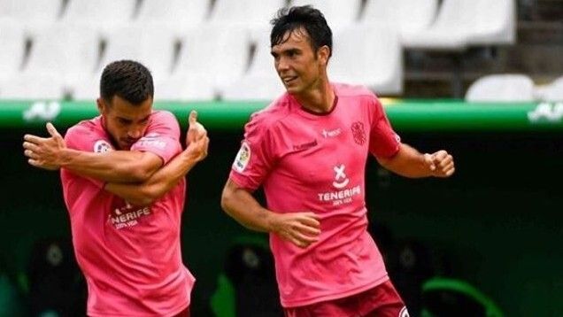 Joselu le da la puntilla al Racing de Oltra con un golazo desde el centro del campo