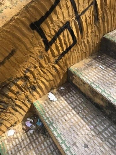 Vox denuncia que el tránsito por la escalinata trasera de la Casa Colón es 'insalubre'