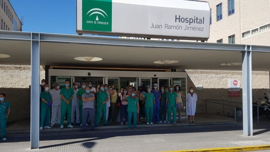 Los celadores se concentran por una 'mejora salarial' y una catalogación como personal de riesgo
