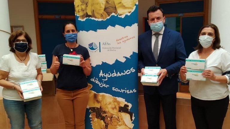 Caja Rural del Sur responde a la petición de AFA Huelva con 2.000 mascarillas