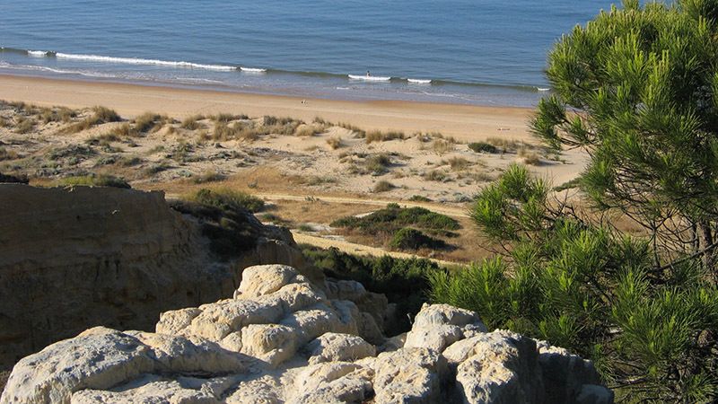 La playa del Parador dispondrá de accesos diferenciados en ambos sentidos y el aforo será el del parking