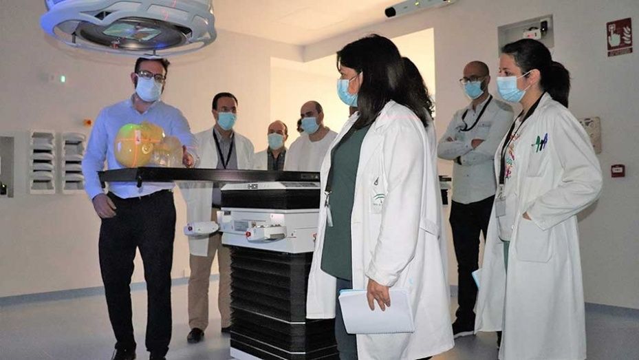 El hospital Juan Ramón Jiménez ultima la puesta en marcha del acelerador líneal donado por Amancio Ortega