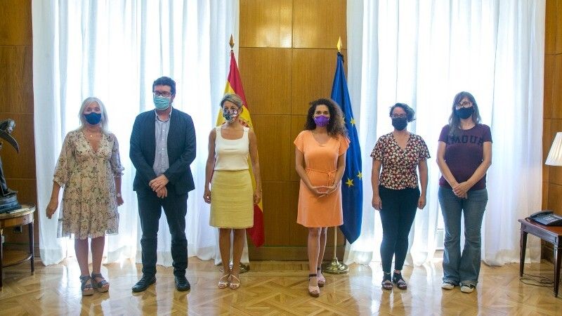 La ministra de Trabajo le promete al colectivo 'Jornaleras Huelva en Lucha' intensificar las campañas de inspección