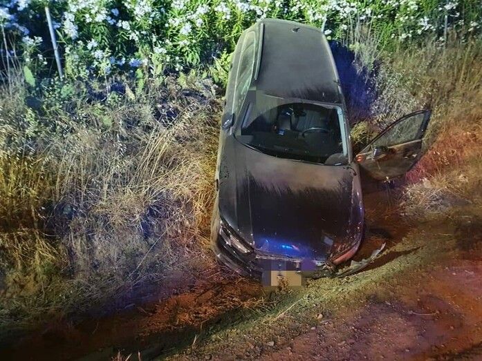 Un herido en una aparatosa salida de vía de un vehículo en Lepe