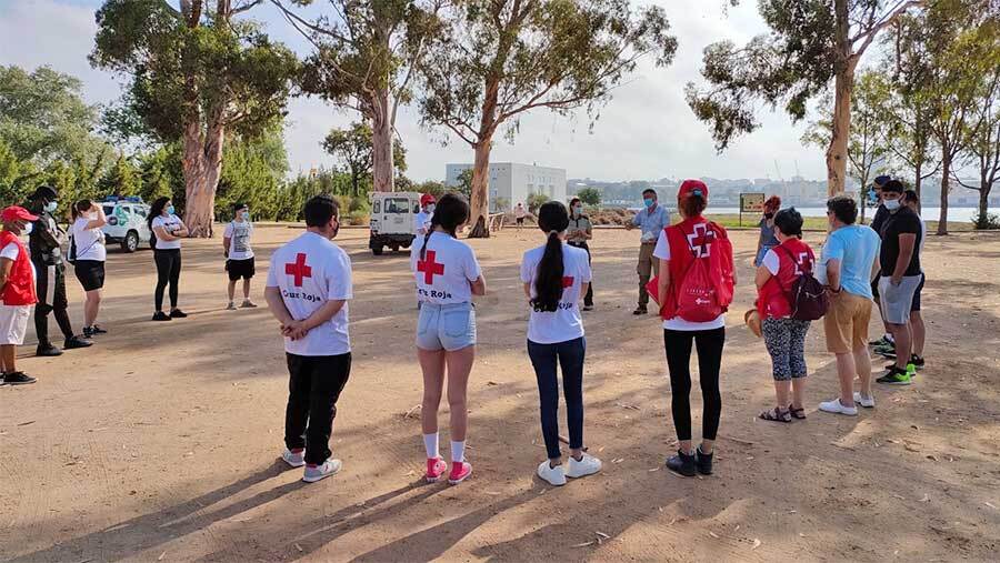 Jornada de lucha contra la 'basuraleza' en la playa del Espigón
