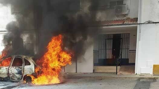 Aparatoso incendio de un coche en Almonte