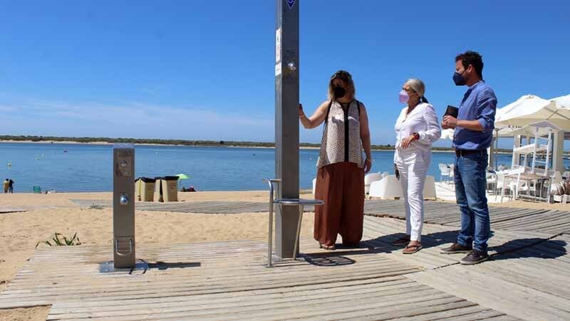 'Protocolo Covid' en las playas de Cartaya: sombrillas a tres metros, duchas habilitadas, y control de aforo
